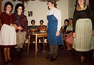 Festa di carnevale: allieve in maschera durante una recita.