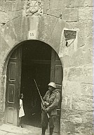Un militare italiano volontario del Littorio presidia la Casa de la Comanda (De las Estanqueras)