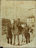 Il piccolo Maurizio Lorandi seduto su un cavallo