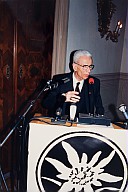 Silvius Magnago durante il discorso tenuto in occasione del suo trentesimo anniversario come Presidente della SVP