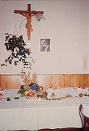 Festa di ringraziamento per il raccolto: una tavola riccamente decorata.