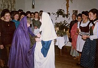 Festa natalizia: allieve durante una recita di Natale.