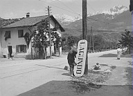 Il cartello segnaletico "Lagundo" viene appeso ad un palo