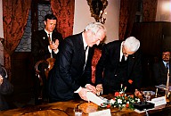 Silvius Magnago in occasione della festa per il suo 30° anniversario da presidente di partito della SVP