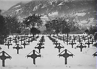 Un manto di neve si estande sul cimitero militare nel giorno di Ognissanti