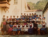 Allieve ed insegnanti del settimo anno scolastico 1963-1964.