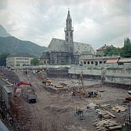 Erbauung der Tiefgarage: Grabungsarbeiten auf dem Platz 
