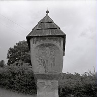 Edicola votiva presso la cappella di Santa Caterina: raffigurazione del gruppo della crocifissione (nicchia a sud).