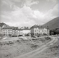 Erbauung der Tiefgarage: Grabungsarbeiten auf dem Platz. 