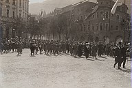Carlo I d'Austria e Zita di Borbone-Parma giungono in piazza accompagnati da alti dignitari, ufficiali militari e una grande folla