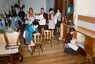 Alcune allieve puliscono e mettono in ordine una stanza.