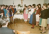 Festa natalizia: le allieve durante una recita di Natale.