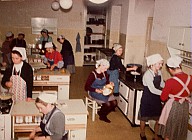 Allieve durante una lezione di cucina.