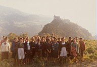 Gita autunnale: allieve ed insegnanti della Scuola di economia domestica "Bühlerhof" sul sentiero da Velturno a Sabiona.