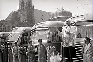 Die Segnung der Busse der SASA: Ein Geistlicher/Bischof während der Feier 